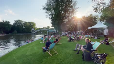 Gente-Relajándose-En-El-Río-Spree-En-Berlín-En-Insel-Der-Jugend-En-Verano