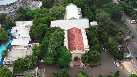 Vista-Aérea-Del-Museo-Watson-En-La-Que-La-Cámara-Se-Mueve-Desde-La-Vista-Frontal-Hacia-Atrás-Y-Todo-El-Museo-Es-Visible-En-La-Cámara-Aérea.