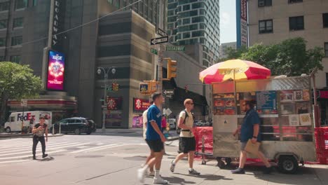 Hot-Dog-Food-Standverkäufer-An-Der-Belebten-Kreuzungsecke-In-New-York-City