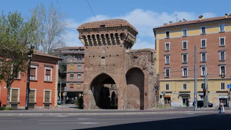 Porta-San-Donato-An-Der-Kreuzung-Der-Straße-Via-Irnerio-Und-Der-Rennstrecke-Variante-Mit-Fahrenden-Autos