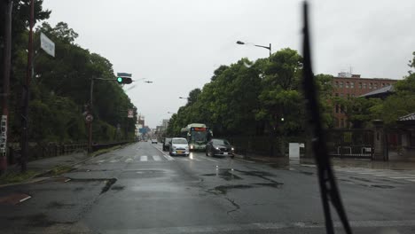 Fahren-Sie-Während-Des-Taifuns-Im-Auto-Durch-Die-Straßen-Von-Kyoto-Entlang-Des-Kaiserpalastes