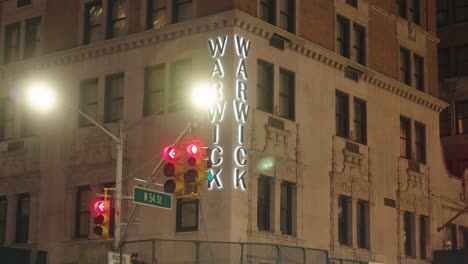 Cartel-Del-Hotel-Warwick-En-La-Esquina-Del-Edificio-54th-Street,-Iluminado-Por-La-Noche