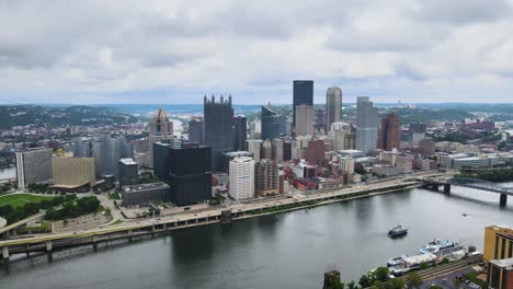 El-Centro-De-Pittsburgh,-Pensilvania,-En-Un-Día-Nublado,-Vista-Aérea,-Seguimiento-A-La-Izquierda.