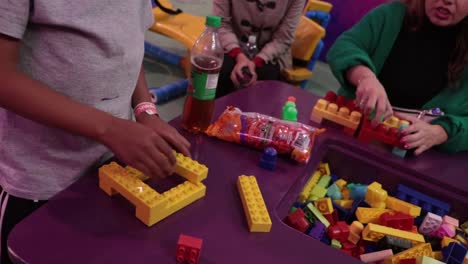 Nahaufnahme-Von-Kindern,-Die-Mit-Legosteinen-Spielen-Und-Modelle-Bauen