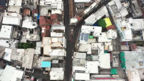 Cámara-Aérea-De-Drones-Avanzando-Por-Encima-Del-Mercado-Callejero-Que-Muestra-Edificios-Antiguos