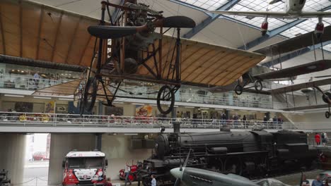 Historische-Flugzeugausstellung-Im-Nationalen-Technischen-Museum-Mit-Einer-Vielfältigen-Auswahl-An-Flugzeugen-Aus-Verschiedenen-Epochen,-Prag,-Tschechische-Republik