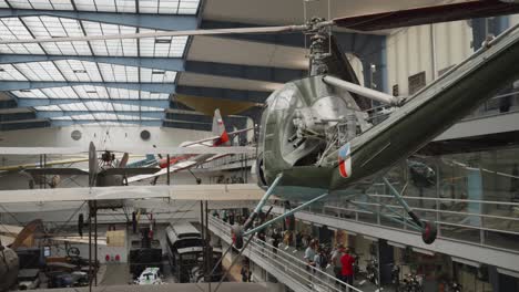 Historische-Hubschrauber--Und-Flugzeugausstellung-Im-Nationalen-Technischen-Museum-In-Prag,-Tschechische-Republik