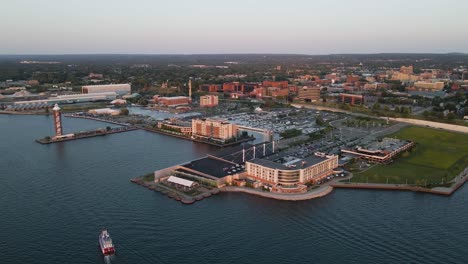 Luftaufnahme-Der-Innenstadt-Von-Erie,-Pennsylvania-Bei-Sonnenuntergang