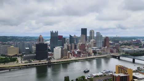 Die-Innenstadt-Von-Pittsburgh,-Pennsylvania,-An-Einem-Bewölkten-Tag.-Luftaufnahme,-Die-über-Den-Fluss-Aufsteigt