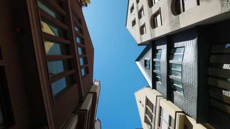 POV-Mirando-Hacia-Los-Edificios-En-Römerberg,-Frankfurt
