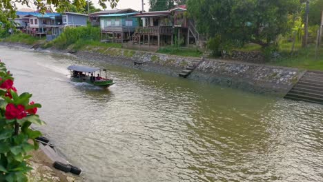 Ein-Longtail-Boot-Befördert-Touristen-Zu-Besichtigungen-Von-Ayutthaya