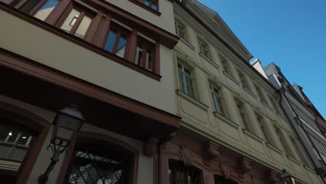 POV-Looking-Up-At-Buildings-In-Römerberg,-Frankfurt