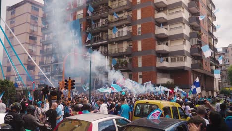 Fußballfans-Von-Neapel-Feiern-Auf-Den-Straßen-Der-Stadt,-Handheld-Ansicht