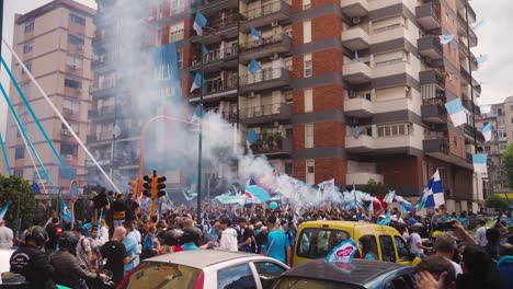 Aficionados-Al-Fútbol-De-Nápoles-Celebrando-En-Las-Calles-De-La-Ciudad,-Vista-Portátil