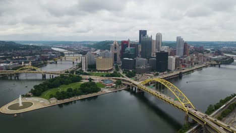 El-Centro-De-Pittsburgh,-Pensilvania,-En-Un-Día-Nublado,-Vista-Aérea,-Seguimiento-A-La-Izquierda.