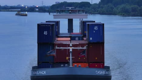 Niederländischer-Wassertransport:-Frachtschiff-Mit-Großen-Eisenbehältern