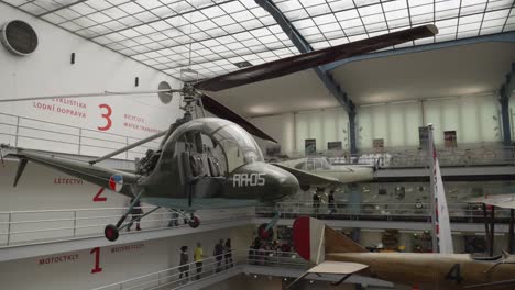 Historische-Hubschrauber--Und-Flugzeugausstellung-Im-Nationalen-Technischen-Museum-In-Prag,-Tschechische-Republik