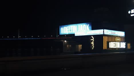 Neonreklamen-Leuchten-Im-Dunkeln-Und-Locken-Spieler-Nachts-In-Die-Casinos-Der-Stadt