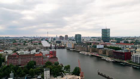 Experimente-La-Magia-Del-Horizonte-De-Berlín-Y-El-Icónico-Puente-Oberbaum-A-Vista-De-Pájaro-Mientras-Un-Dron-Se-Desliza-Con-Gracia-Sobre-El-Río-Spree.