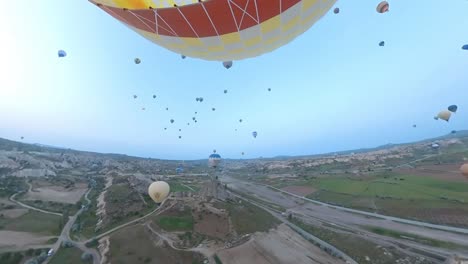 Viaje-En-Globo-Sobre-Capadocia-Pavo,-Globos-Coloridos,-360