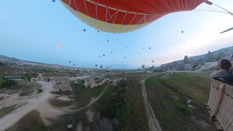 Ballonfahrt-über-Kappadokien,-Türkei,-Täler-Und-Felsen,-Heißluftballonfahrt