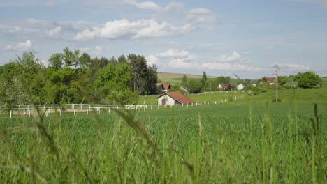 Charmantes-Bauernhaus-Auf-Dem-Land-In-Der-Umarmung-Der-Natur,-Ruhiger-Rückzugsort
