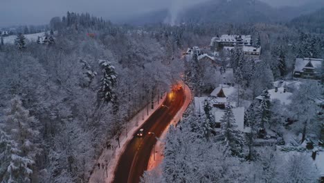 Los-Caminos-Invernales-Revelan-Vistas-A-Las-Montañas-Cubiertas-De-Nieve.