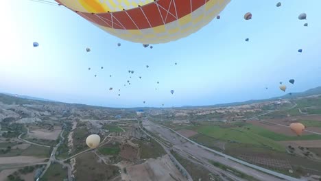 Viaje-En-Globo-Sobre-Capadocia-Pavo,-Coloridos-Globos-Aerostáticos,-Drones