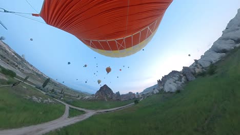 Viaje-En-Globo-Sobre-Capadocia-Turquía,-Globos-Aerostáticos-De-Colores,-Capadocia,-Excursión