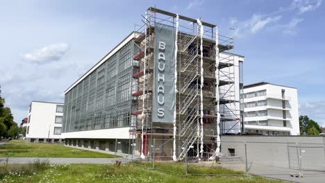 Bauhaus-Universität-In-Der-Stadt-Dessau-Im-Sommer-Im-Bau