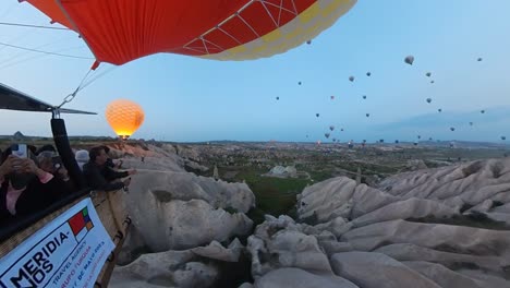 Ballonfahrt-über-Kappadokien,-Türkei,-Täler-Und-Felsen,-Ballonfahrt,-360