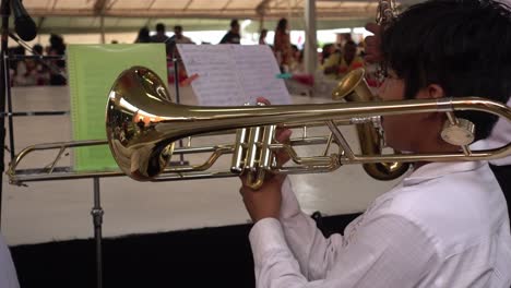 Zeitlupen-Bokeh-Aufnahme-Eines-Kleinen-Kindes,-Das-In-Der-Band-Bei-Der-Guelaguetza-Veranstaltung-Spielt