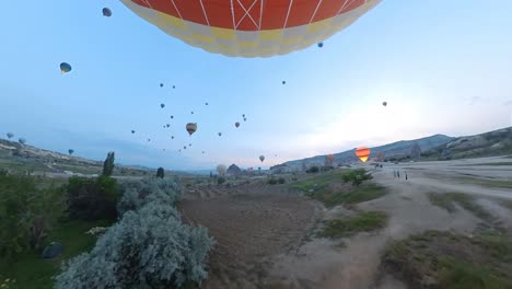 Viaje-En-Globo-Sobre-Capadocia-Pavo,-Valles-Y-Rocas