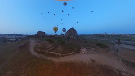 Viaje-En-Globo-Sobre-Capadocia-Pavo,-Globos-Aerostáticos-De-Colores,-Paseo-En-Globo-Aerostático