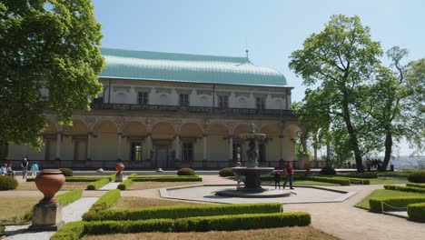 Vista-Panorámica-Del-Palacio-De-Verano-De-La-Reina-Ana-O-Del-Mirador-En-El-Jardín-Real-Del-Castillo-De-Praga-En-La-República-Checa