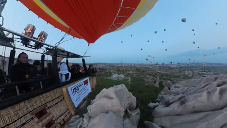 Ballonfahrt-über-Kappadokien,-Türkei,-Täler-Und-Felsen,-Drohne