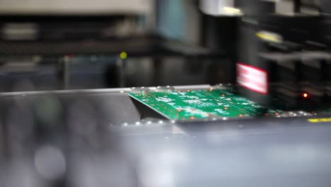 motherboard-is-soldered-by-the-machine