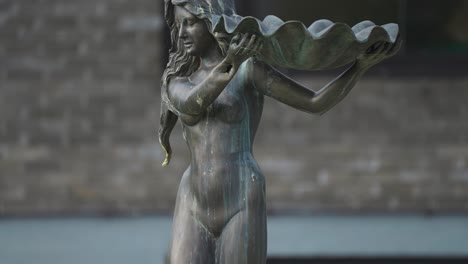 Eine-Bronzestatue-Einer-Jungen-Frau-Im-Hof