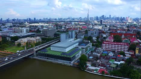 Tráfico-En-El-Puente-Rama-Viii-Cerca-Del-Banco-Del-Museo-De-Tailandia,-Río-Chao-Phraya-En-Phra-Nakhon,-Bangkok,-Tailandia