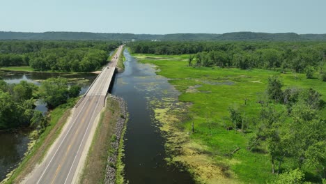Fahrzeuge-Auf-Einer-Straßenbrücke-über-Den-Upper-Mississippi-River-In-Der-Nähe-Von-Beef-Slough-In-Wisconsin,-USA