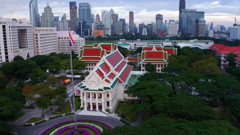 Bandera-Nacional-De-Tailandia-En-El-Poste-Frente-A-La-Universidad-De-Chulalongkorn-En-Tailandia