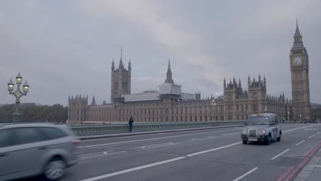 Static-view-from-the-Westminster-Bridge-to-the-Big-Ben-and-Palace,-London