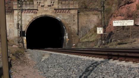 Rote-Lokomotive-Fährt-Aus-Kleinem-Eisenbahntunnel,-Deutsche-Bahn,-Statisch