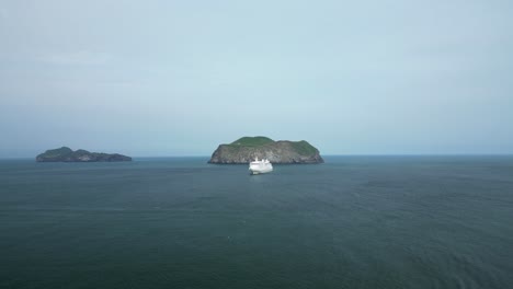 Special-remote-islands-got-observed-by-cruise-ship-tourists-in-the-middle-of-the-ocean