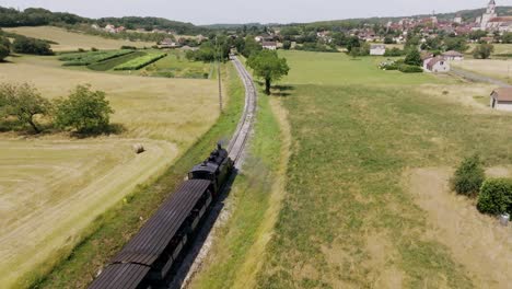 Folgen-Sie-Einem-Dampfzug-Auf-Einer-Kleinen-Eisenbahn,-Einem-Touristenzug,-Um-Die-Lot-Region-In-Frankreich-Zu-Entdecken