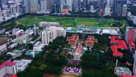 Volando-Sobre-La-Universidad-De-Chulalongkorn,-Bangkok,-Tailandia-Aérea