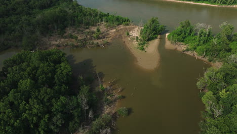 Naturaleza-Reservada-Con-árboles-Y-Río-En-Riverfront-Park-En-Twin-City,-Little-Rock,-Arkansas,-EE.UU.