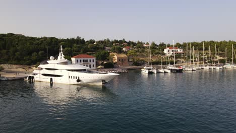 Gründung-Des-Hafens-Von-Fiskardo,-Insel-Kefolonia-In-Griechenland-Mit-Luxuriösen-Yachten