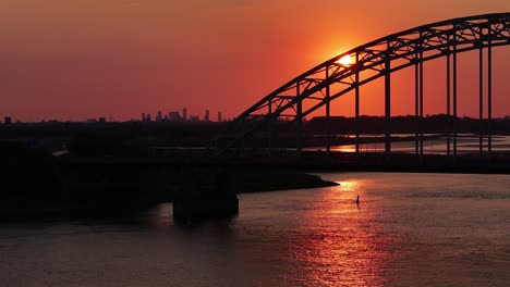 Impresionante-Puesta-De-Sol-Naranja,-Hendrik-Ido-Craft-Bridge-Sobre-El-Río-Noord,-Rotterdam