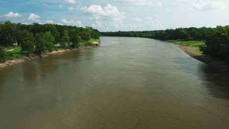Luftaufnahme-Des-Hauptflusses-Und-Des-Waldes-Im-Riverfront-Park-In-Der-Nähe-Von-Twin-City,-Little-Rock,-Arkansas,-USA